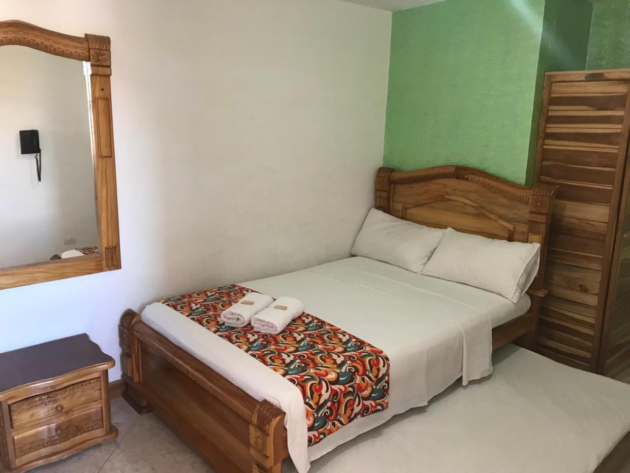 Hotel Las Guacamayas Guatapé Exteriör bild